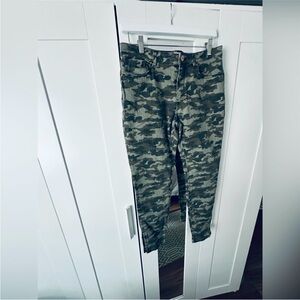 H&M Camo Skinny Jeans with Gold Ankle Zipper Detail Women’s 12